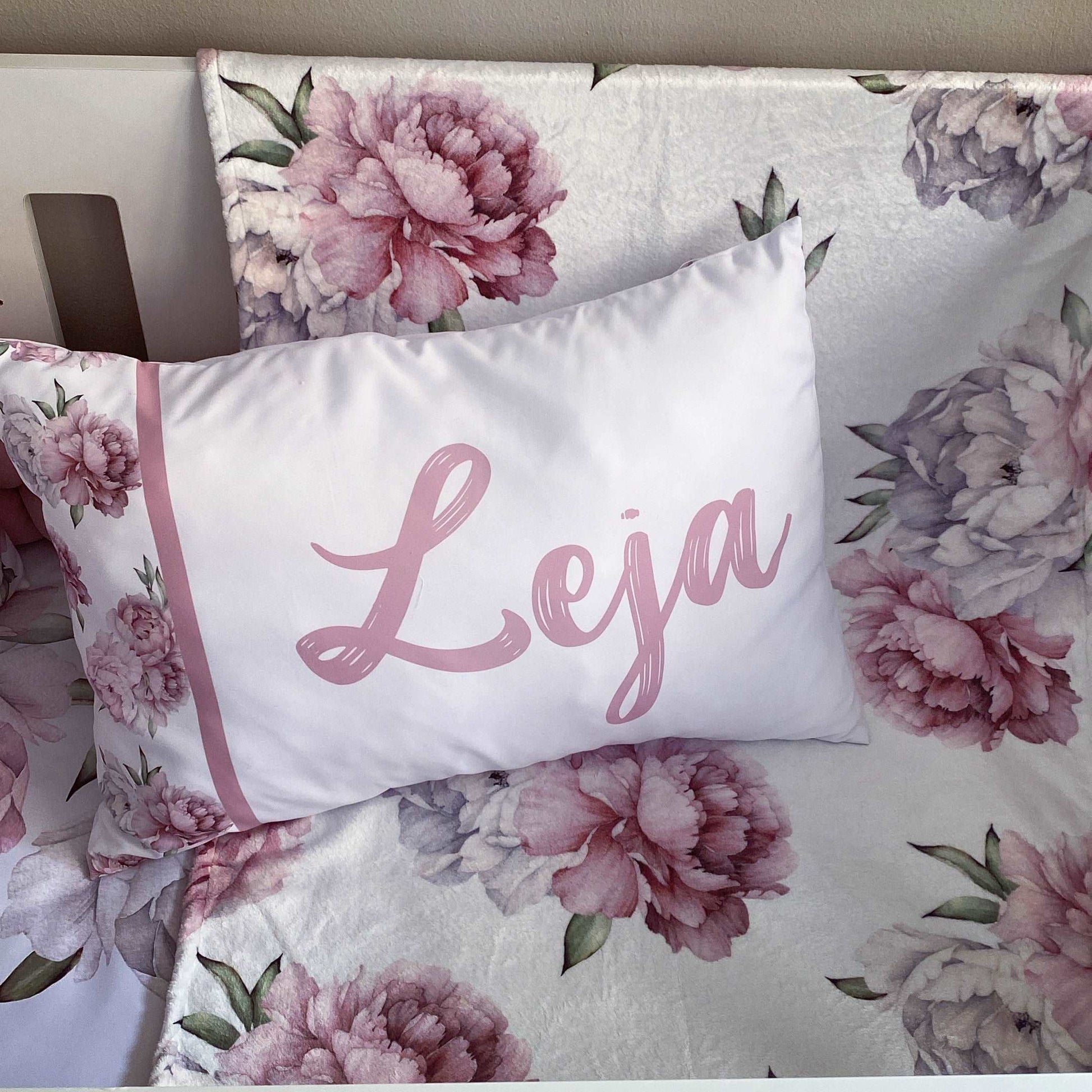 Floral bedding set with a pillow featuring the name 'Leja'.