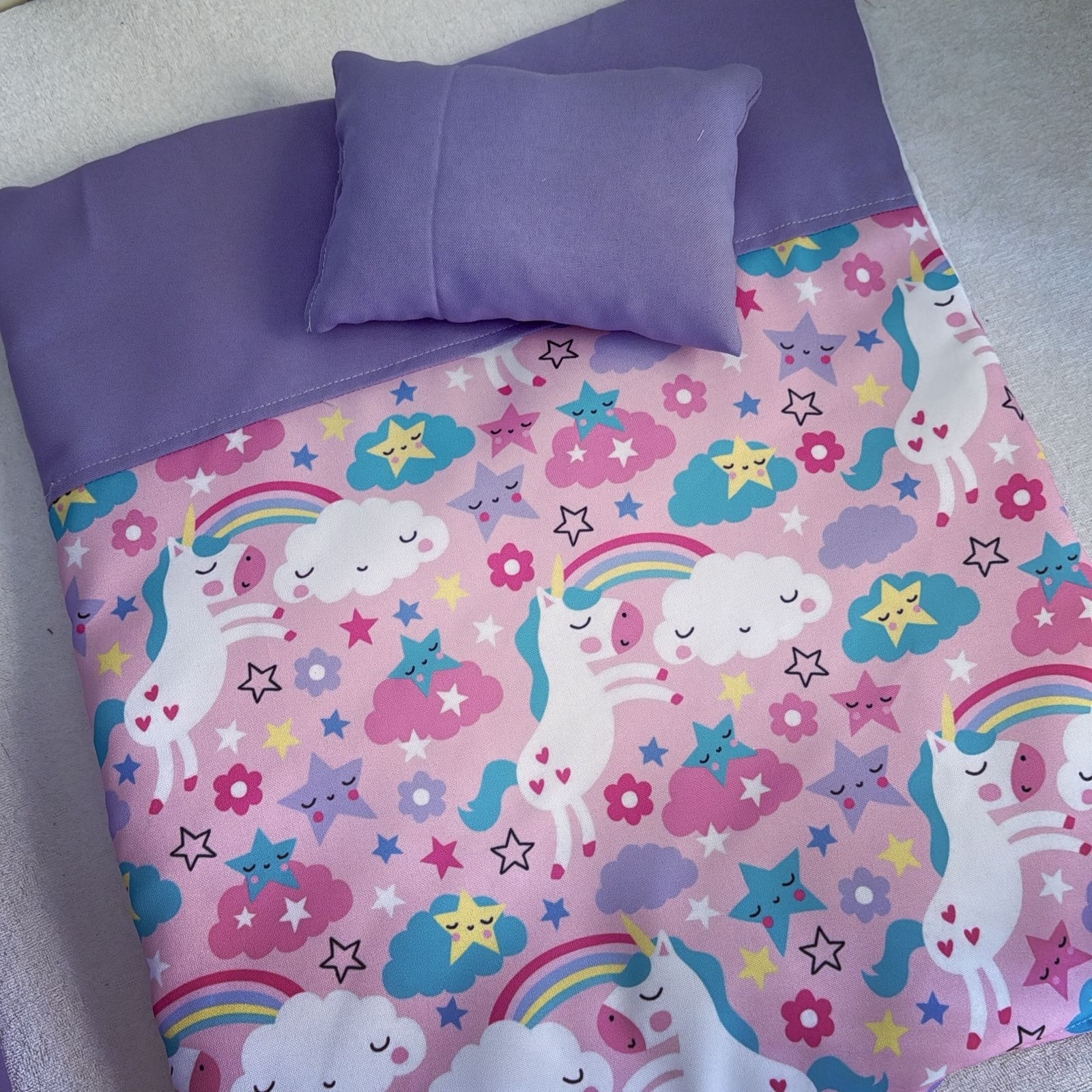Children's bedding set with unicorn and rainbow pattern on a pink background